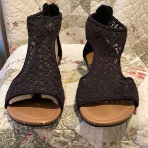 Black mesh American Eagle sandals